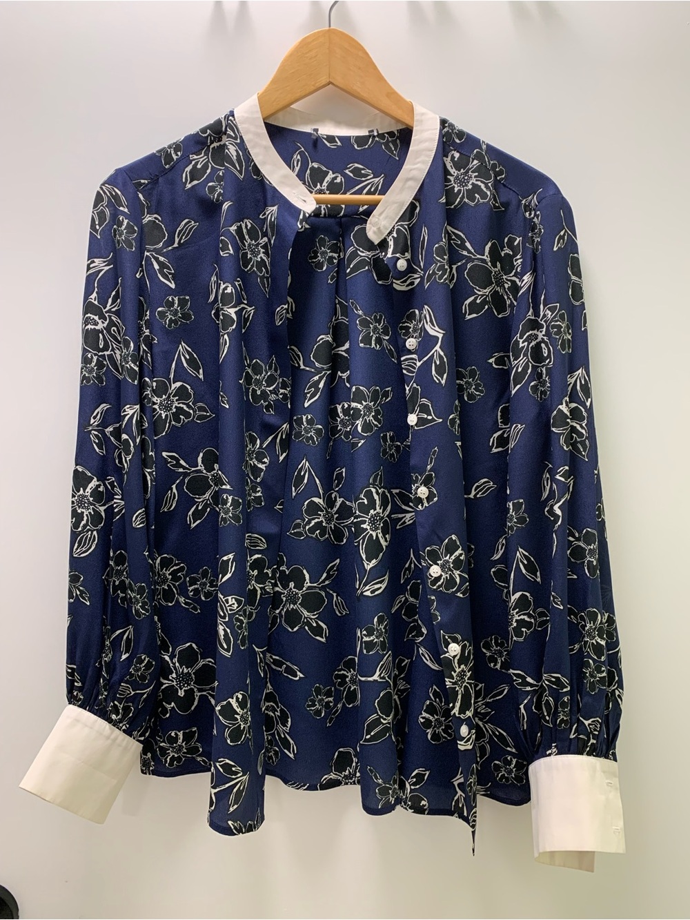 Classic Navy Floral Button-Front Blouse with Contrast Collar 100% silk